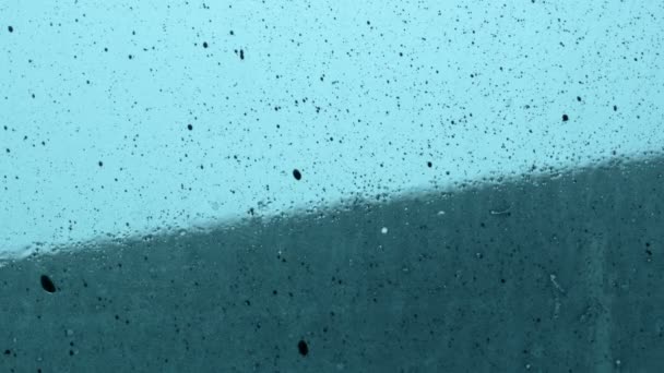 Pencerenin dışındaki yağmur cam damlar — Stok video