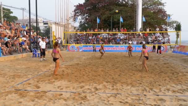 Жіноча пляжний волейбол чемпіонату в Таїланді. Повільний рух — стокове відео