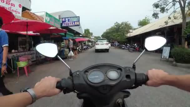 Vista de POV en moto a caballo a lo largo de la carretera de Asia Tráfico. Tailandia, Pattaya — Vídeo de stock