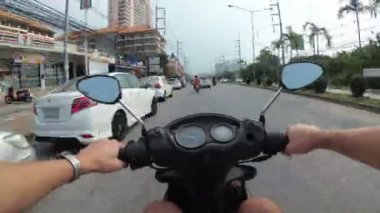 Asya trafik yol boyunca bir motosiklet sürme. Tayland, Pattaya