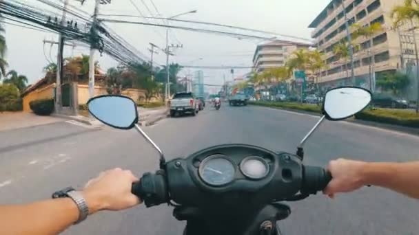 Lovaglás egy motorkerékpár mentén az ázsiai közúti forgalom. Thaiföldön, Pattaya — Stock videók