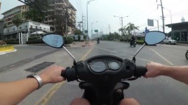 Asya trafik yol boyunca bir motosiklet sürme. Tayland, Pattaya