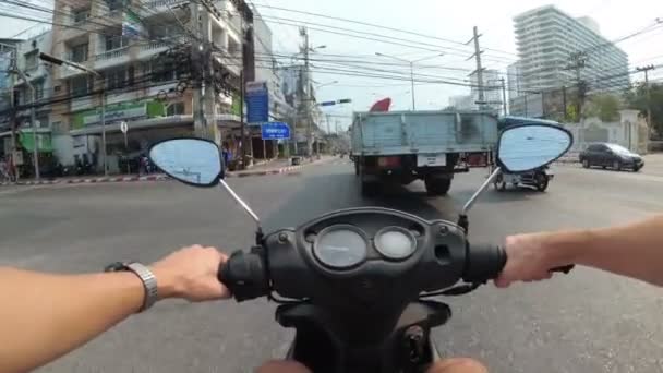 Lovaglás egy motorkerékpár mentén az ázsiai közúti forgalom. Thaiföldön, Pattaya — Stock videók