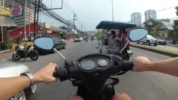 Vue POV sur la moto à cheval le long de la circulation routière asiatique. Thaïlande, Pattaya — Video