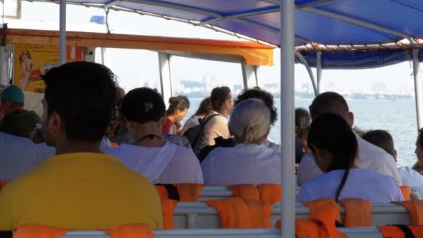 La gente va por el mar en el ferry y se sienta en los asientos. Vista interior. Tailandia . — Vídeos de Stock