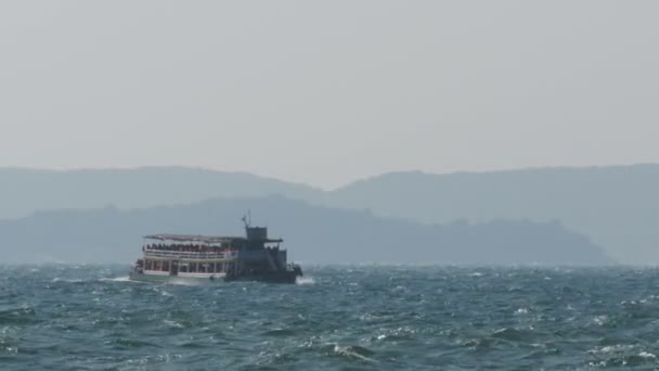 Färjan med turister seglar på Storm vågor i havet. Thailand, Pattaya — Stockvideo