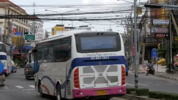 Motorräder und Autos fahren auf asiatischen Straßen. Verkehrsreiche thailändische Straßen. Thailand, Pattaya — Stockvideo