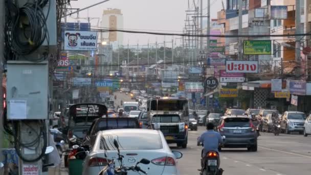 Ásia Road Traffic in Busy Pattaya Street, Tailândia — Vídeo de Stock