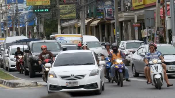 Motorbikes and cars drive along Asian roads. Traffic-laden Thai streets. Thailand, Pattaya — Stock Video