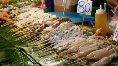 Ulusal Asya egzotik deniz ürünleri sokak gece pazarı Jomtien vitrin bir sopa. Pattaya, Tayland