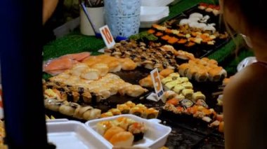 Üstünde belgili tanımlık sayaç Jomtien gece gıda pazarında Asya suşi. Pattaya, Tayland