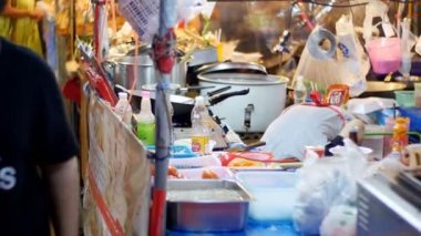 Asyalı kadın satıcı yemek hazırlar ve Street gece pazarı üzerinde satmak. Tayland.