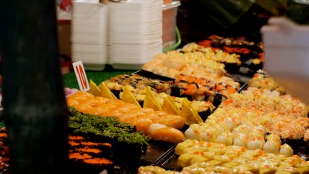 Sushi asiático en el mostrador en el mercado de comida nocturna de Jomtien. Pattaya, Tailandia — Vídeos de Stock