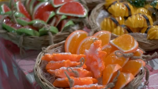 Jabón hecho a mano tailandés colorido en forma de fruta exótica en el mercado nocturno contrario. Tailandia — Vídeo de stock