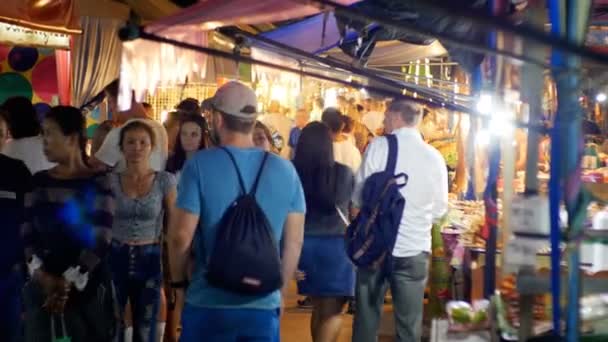 La gente camina por el Mercado de Comida Nocturna Jomtien. Contadores con comida asiática. Pattaya, Tailandia — Vídeos de Stock