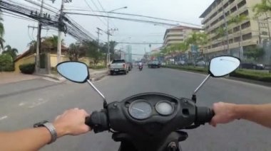 Asya trafik yol boyunca motosiklet sürme üzerinde Pov görünümü. Tayland, Pattaya
