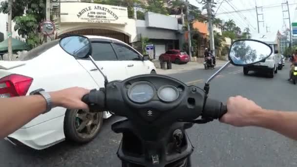 Vue POV sur la moto à cheval le long de la circulation routière asiatique. Thaïlande, Pattaya — Video