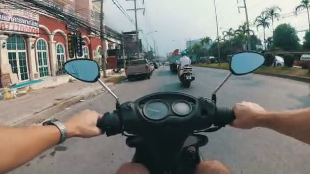 Lovaglás egy motorkerékpár mentén az ázsiai közúti forgalom. Thaiföldön, Pattaya — Stock videók