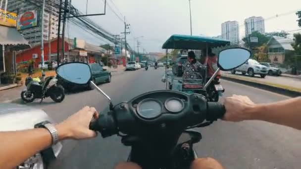 Вид ПОВ на езду на мотоцикле по Азиатской Дороге Трафика. Таиланд, Паттайя — стоковое видео