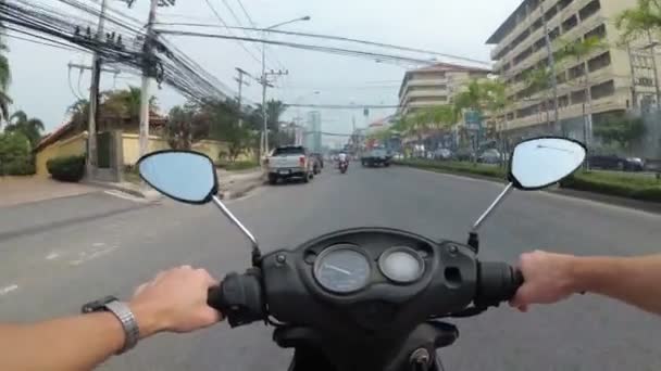 POV nézet a lovaglás motorkerékpár mentén az ázsiai közúti forgalom. Thaiföldön, Pattaya — Stock videók