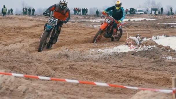 Motocross. Corrida off-road em bicicletas de enduro. Movimento lento — Vídeo de Stock