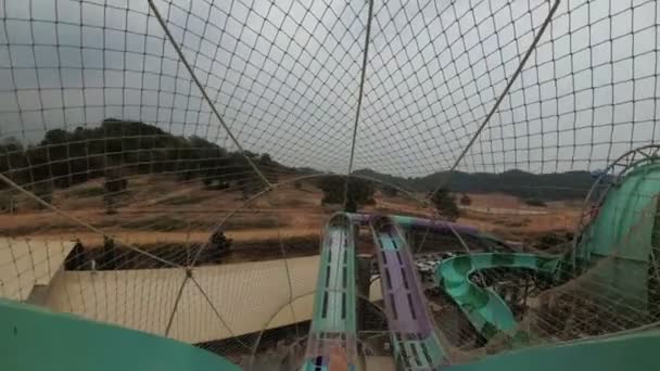 Toboganes acuáticos pov. El hombre en el anillo inflable baja con toboganes acuáticos. Moción lenta — Vídeos de Stock