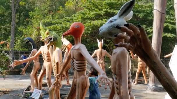 Schreckliche Statuen aus der Hölle, die menschliche Laster im Tempel von Eden und Hölle darstellen. Thailand — Stockvideo
