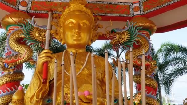Golden Buddha statue in the Chinese temple. Thailand. — Stock Video