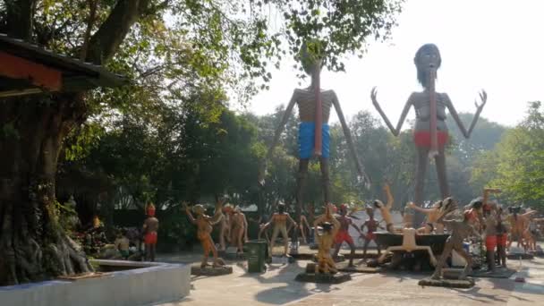 Schreckliche Statuen aus der Hölle, die menschliche Laster im Tempel von Eden und Hölle darstellen. Thailand — Stockvideo