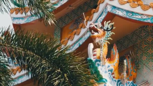 Αρχιτεκτονική το κινεζικό ναό Bangsaen στην Ταϊλάνδη. Εξωτερική εμφάνιση — Αρχείο Βίντεο