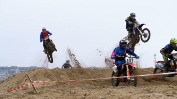 Motocross. Jinetes saltando. Carreras todoterreno en bicicletas de enduro. Movimiento lento — Vídeos de Stock