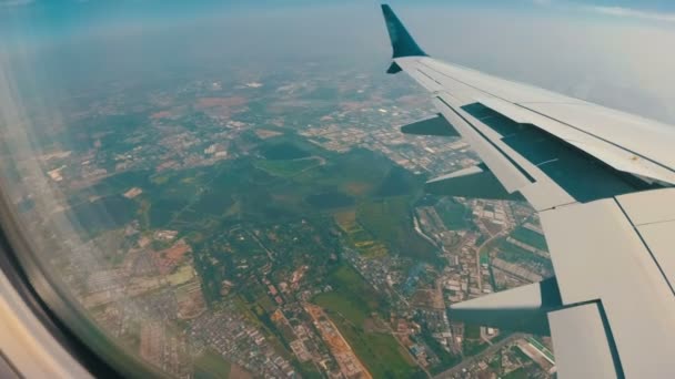 Vista da janela de um avião a jato na paisagem da cidade de Bangkok — Vídeo de Stock