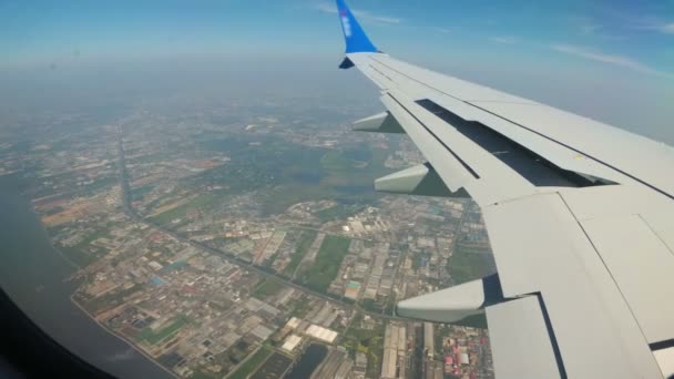 Pohled z okna tryskové roviny na krajině města Bangkok — Stock video