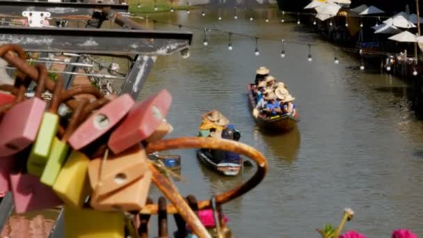 Marché flottant de Pattaya. Bateau en bois touristique se déplaçant le long de l'eau. Thaïlande, Asie — Video