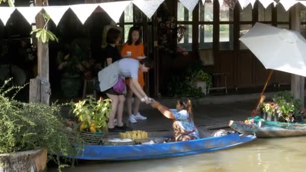 Pływający Targ Pattaya. Sprzedawczyni na małej łodzi przygotowuje jedzenie. Tajlandia — Wideo stockowe