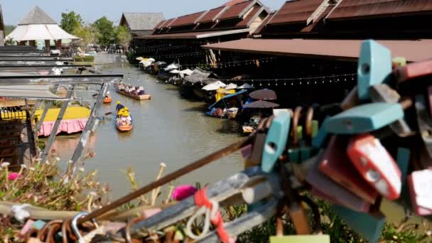 Marché flottant de Pattaya. Bateau en bois touristique se déplaçant le long de l'eau. Thaïlande, Asie — Video
