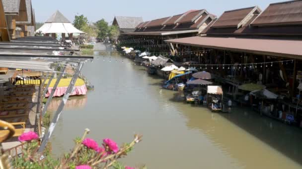 Pattaya Floating Market. Venditori con merci su barche in acqua. Thailandia, Asia — Video Stock