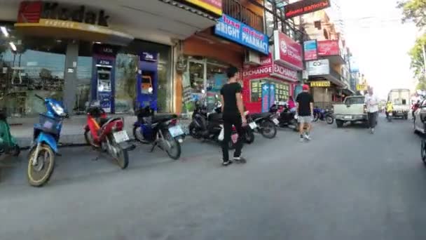 Rider på en motorcykel längs asiatiska banvallen av Jomtien. Thailand. Pattaya — Stockvideo