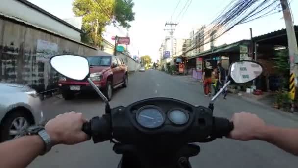 Andar de moto ao longo do tráfego rodoviário asiático. Tailândia, Pattaya — Vídeo de Stock