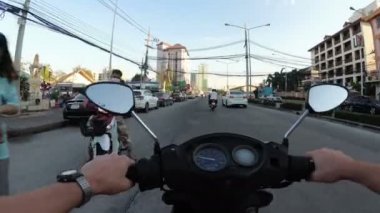 Asya trafik yol boyunca motosiklet sürme üzerinde Pov görünümü. Tayland, Pattaya