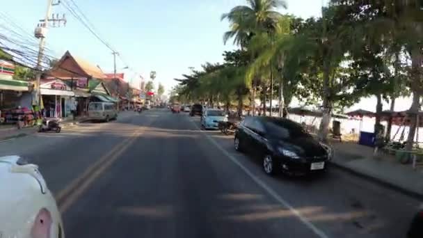 POV vista sobre Montar en una moto a lo largo del terraplén asiático de Jomtien. Tailandia. Pattaya — Vídeos de Stock