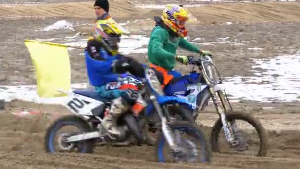 Motocross. Offroad-Rennen auf Enduro-Bikes. Zeitlupe — Stockvideo