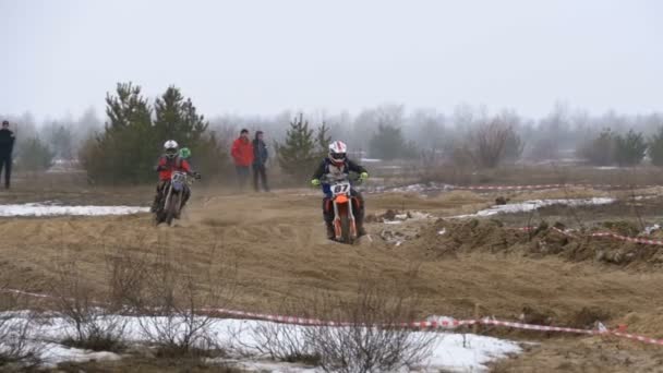 Motocross. Offroad-Rennen auf Enduro-Bikes. Zeitlupe — Stockvideo