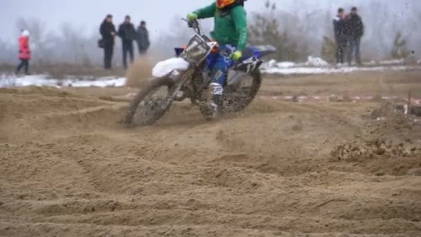 Motocross. Corrida off-road em bicicletas de enduro. Movimento lento — Vídeo de Stock