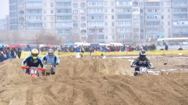 Motocross. Jinetes saltando. Carreras todoterreno en bicicletas de enduro. Movimiento lento — Vídeo de stock