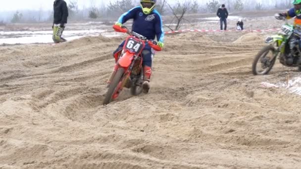 Motocross. Carreras todoterreno en bicicletas de enduro. Movimiento lento — Vídeo de stock