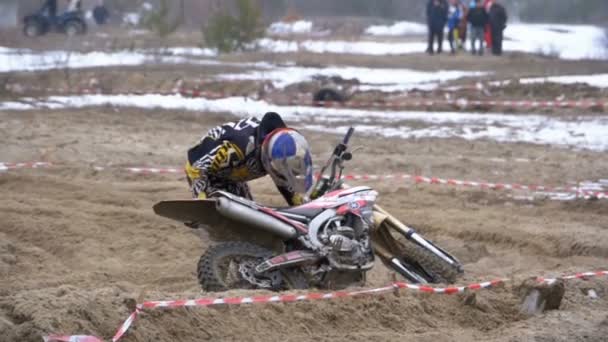 Motocross. Racer startar sin motorcykel på banan. Off-road racing på enduro cyklar. Slow motion — Stockvideo