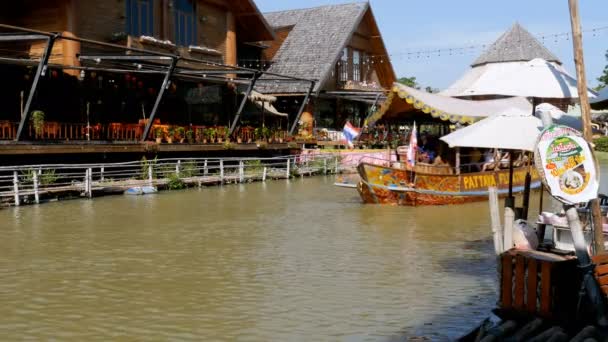 Паттайя плавучого ринку. Невеликі туристичні дерев'яних човнах рухається по воді. Таїланд — стокове відео