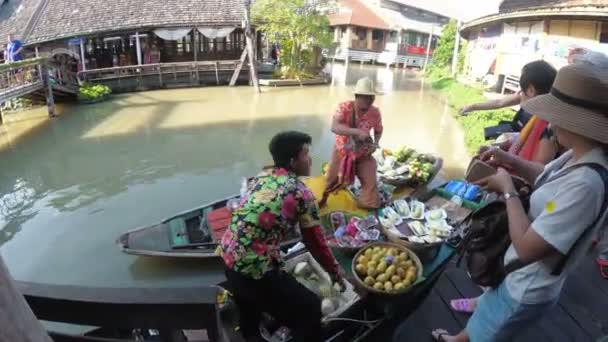 Asian salesman on small boat with fruits and vegetables sells the goods. Pattaya Floating Market — Stock Video