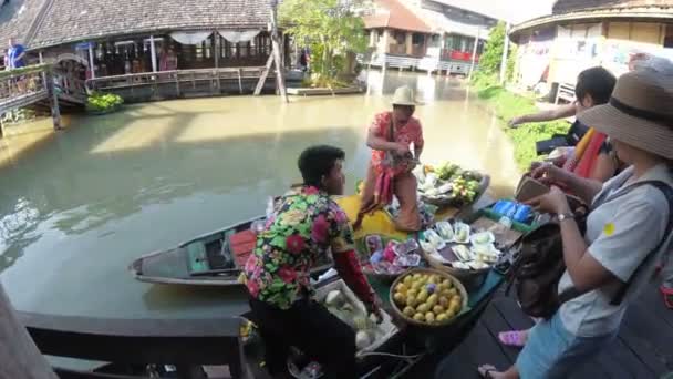 Asiatiska säljare på liten båt med frukt och grönsaker säljer varorna. Pattayas flytande marknad — Stockvideo